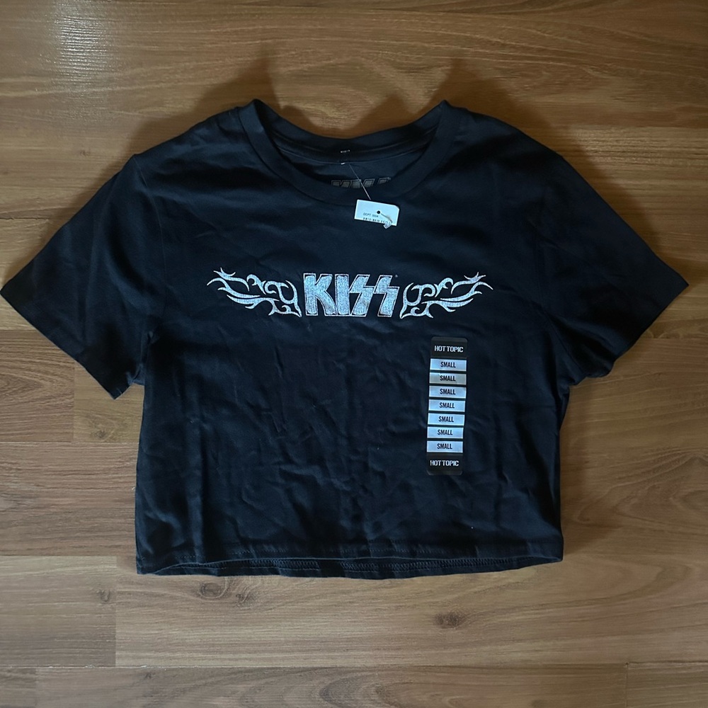 Hot Topic Black Kiss Graphic Crop Top